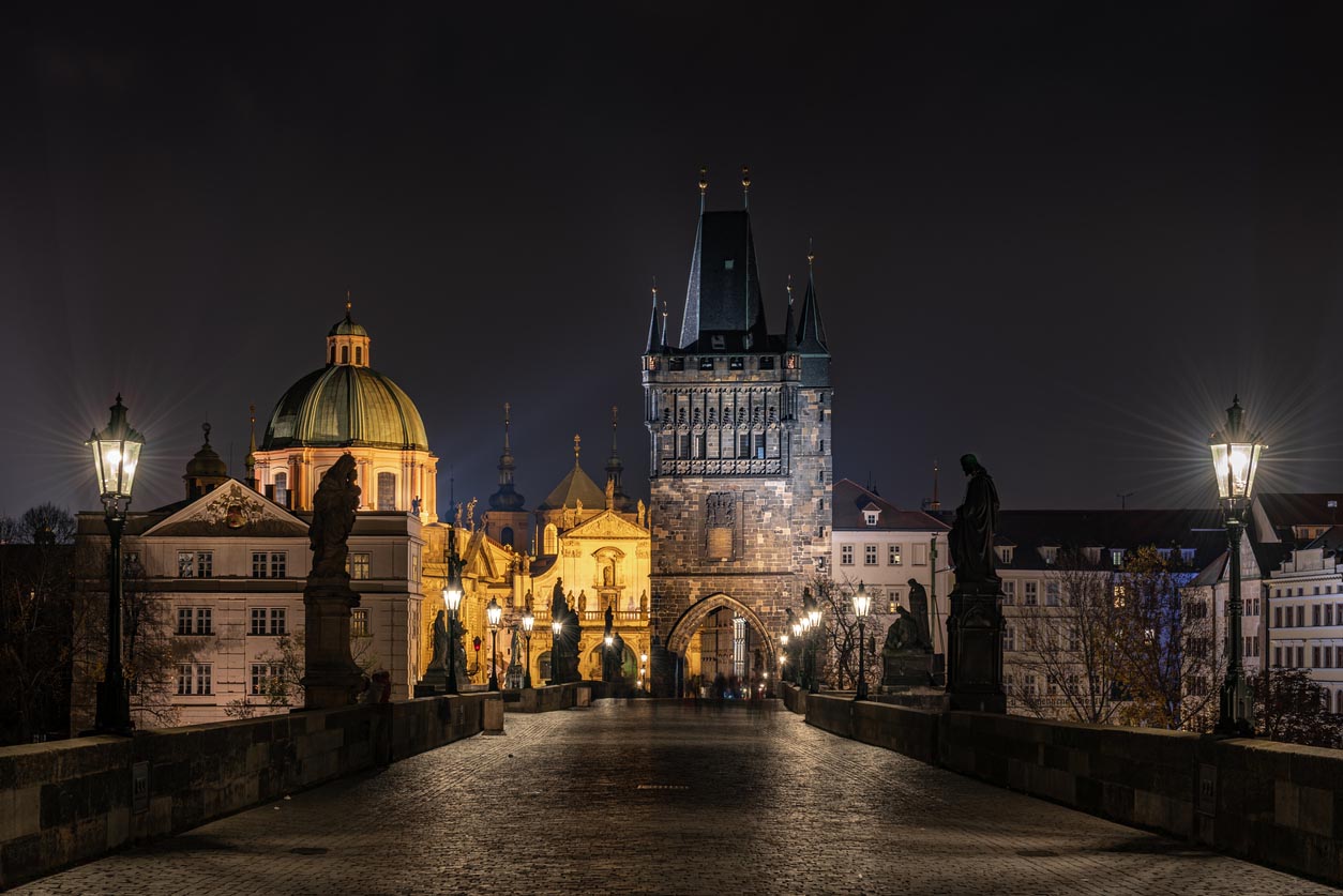Prague de nuit depuis le pont Charles
