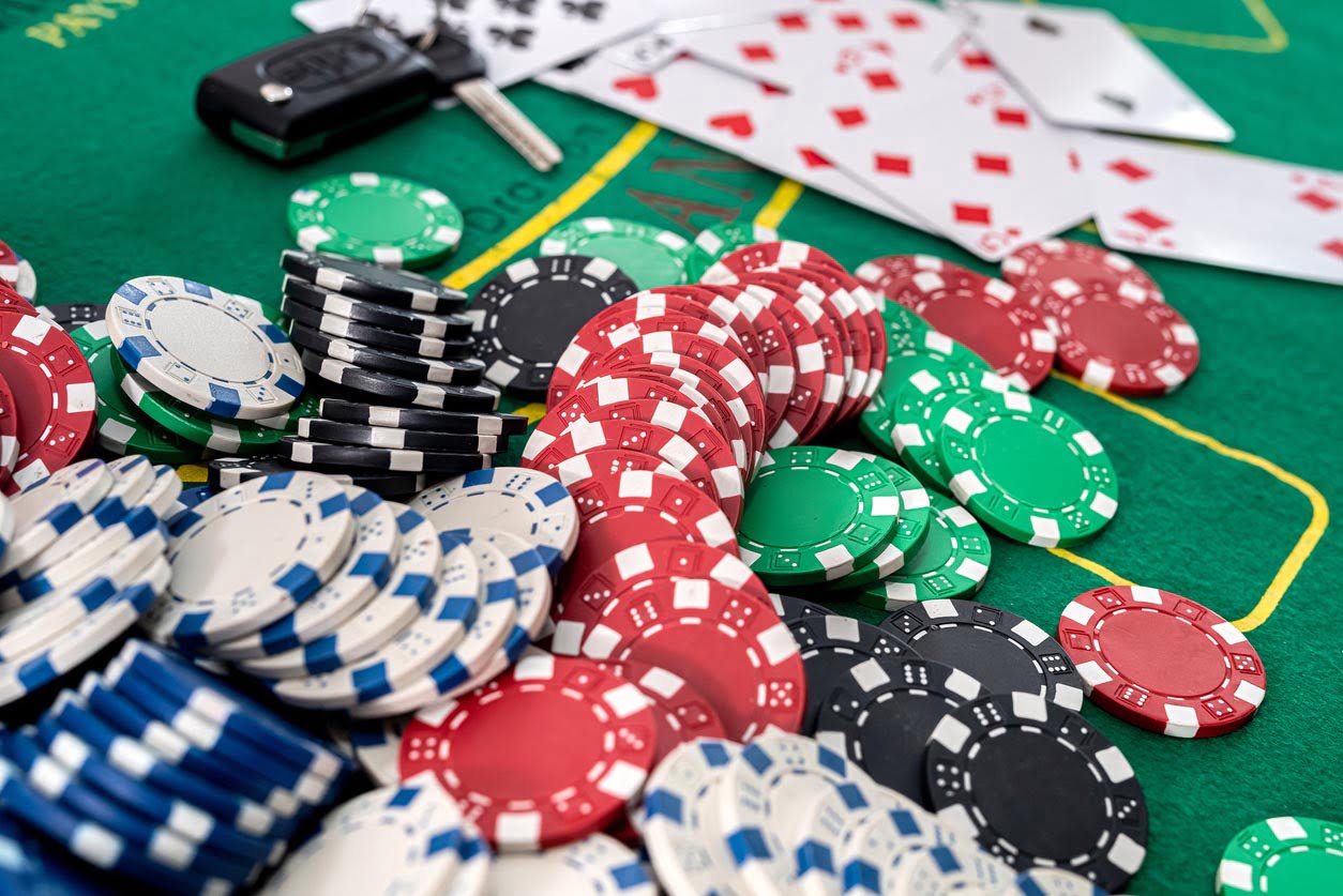 Jetons et cartes sur table de poker