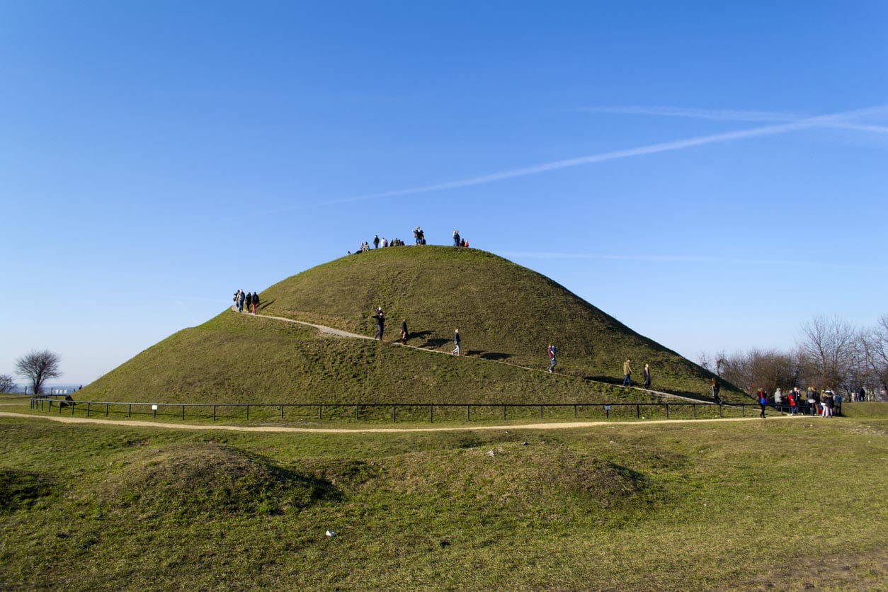 Le Krakus Mound