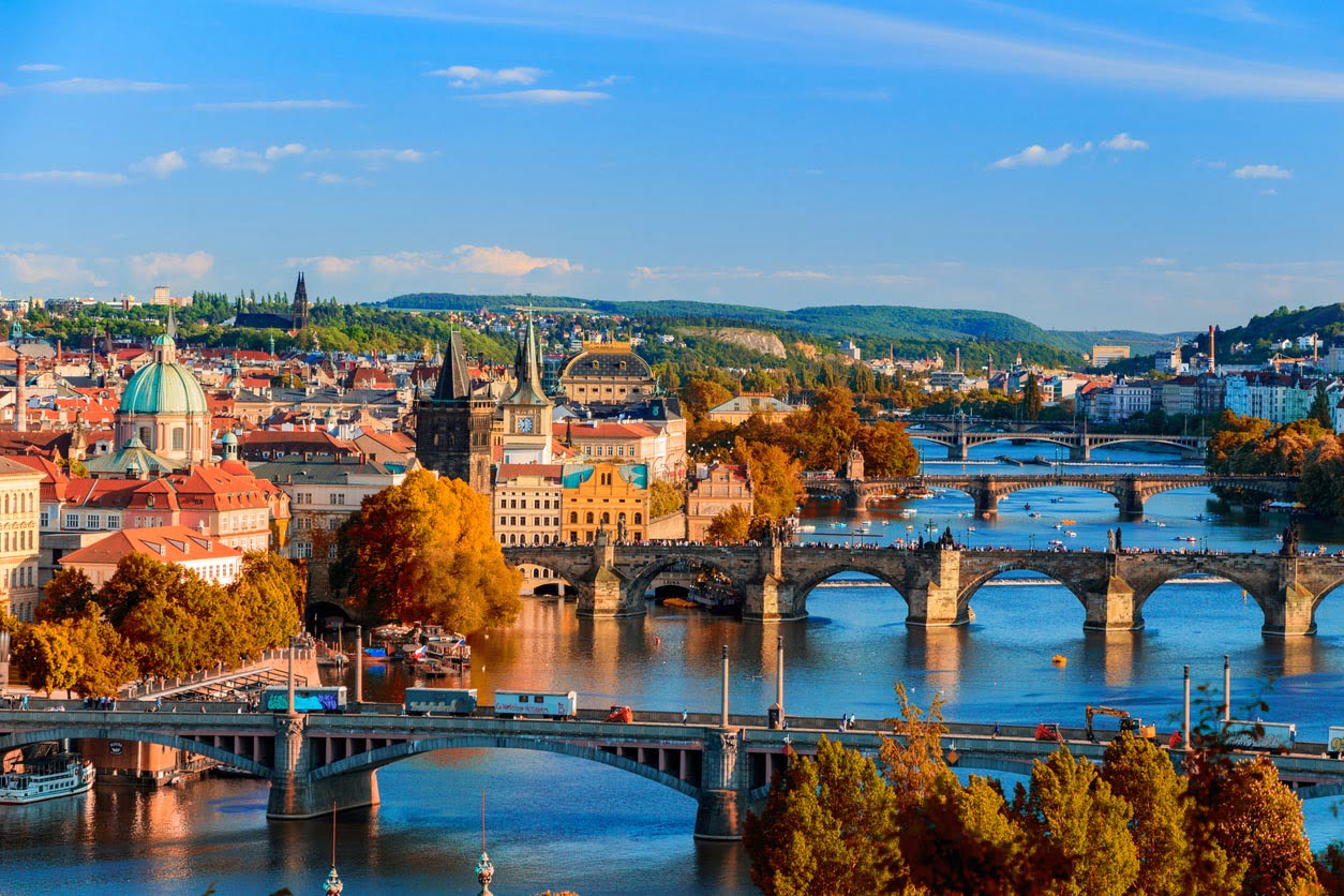 Panorama sur la ville et le pont Charles de Prague