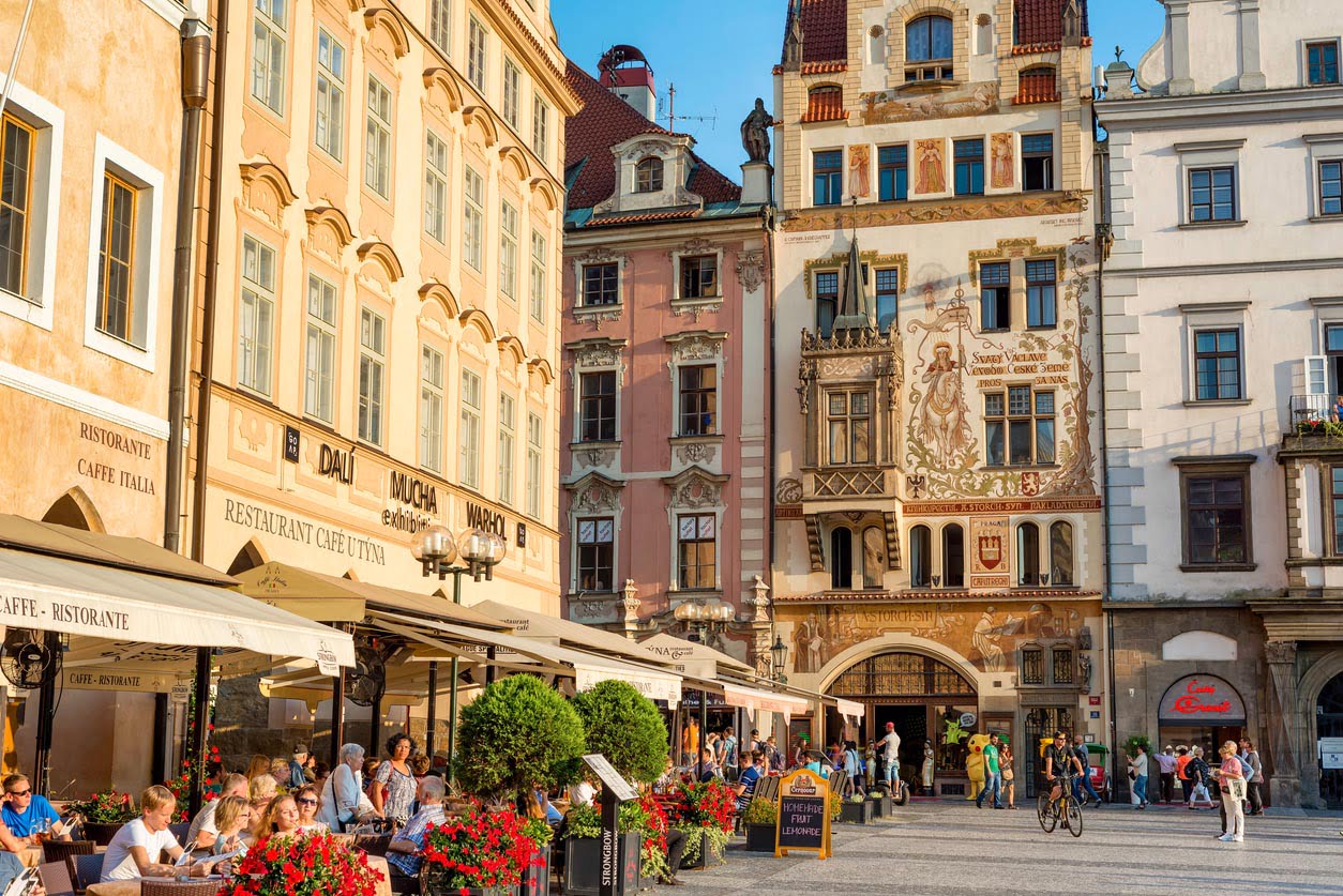 Cafés et restaurants sur une place à Prague