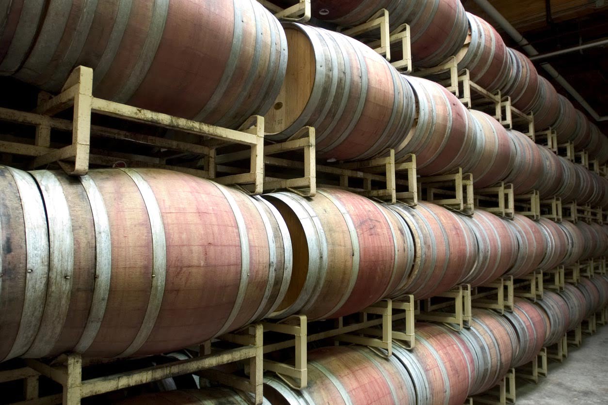 Tonneaux de vin dans un vignoble de Seattle