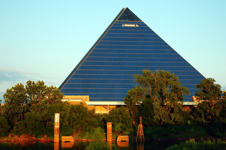 La Pyramide De Memphis, Une Fois Une Arène Sportive, Maintenant Un Magasin Bass Pro Shop