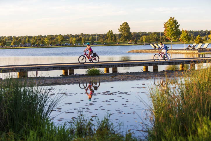 Un groupe de cyclistes se promène le long du lac Patriot à Shelby Farms Park, Memphis,