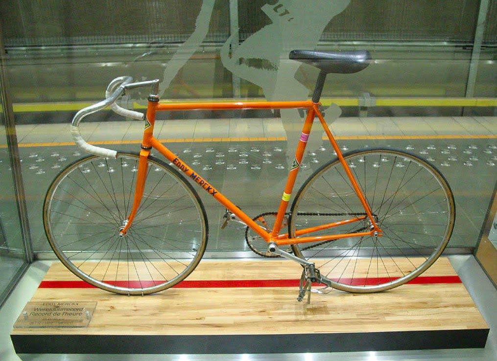 Vélo D'eddy Merckx Dans La Station De Métro