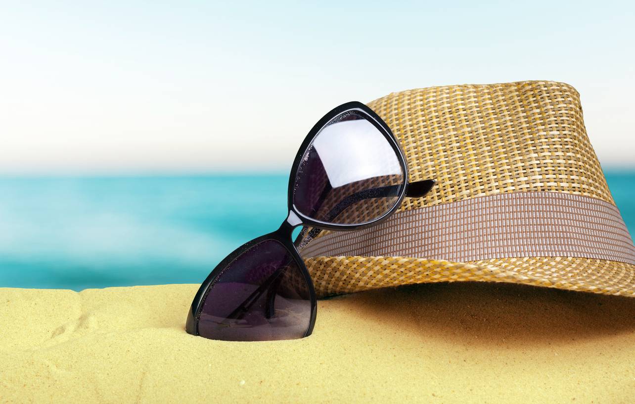 Chapeau et lunettes de soleil voyage Tropiques