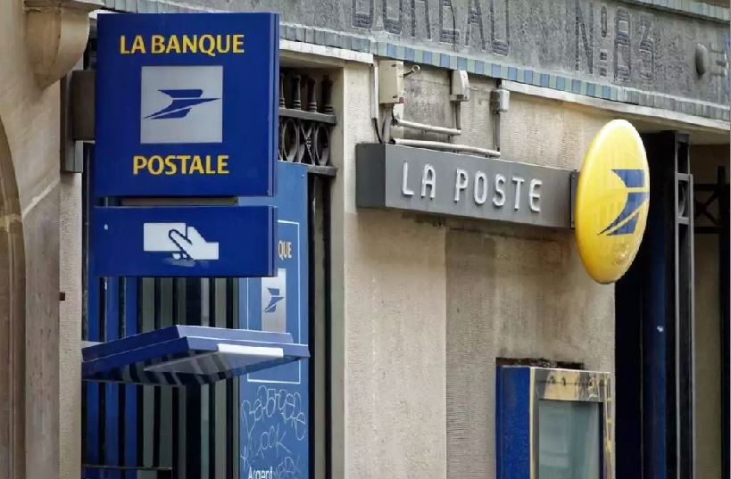 Facade Agence La Banque Postale, logos et distributeur de billets