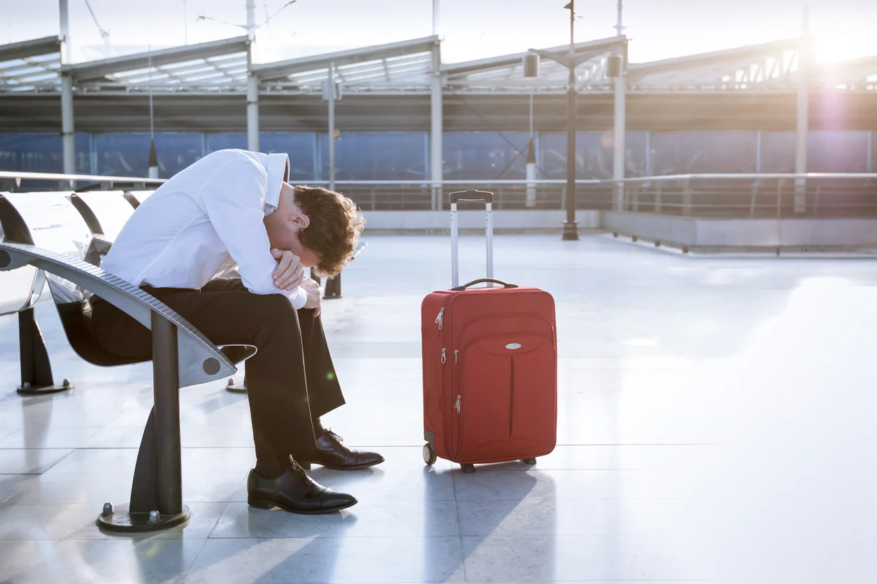 Voyageur embêté avec sa valise dans la gare