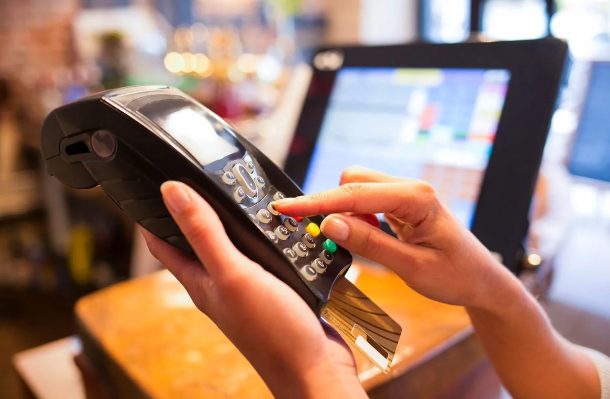 Mains De Femme Qui Tapent Code Pour Paiement Par Cb Sur Tpe