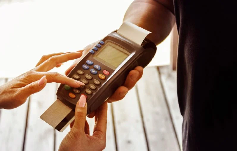 Personne Qui Paye Avec Un Terminal De Payement Par Cb
