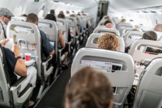 Personnes voyageant dans un avion