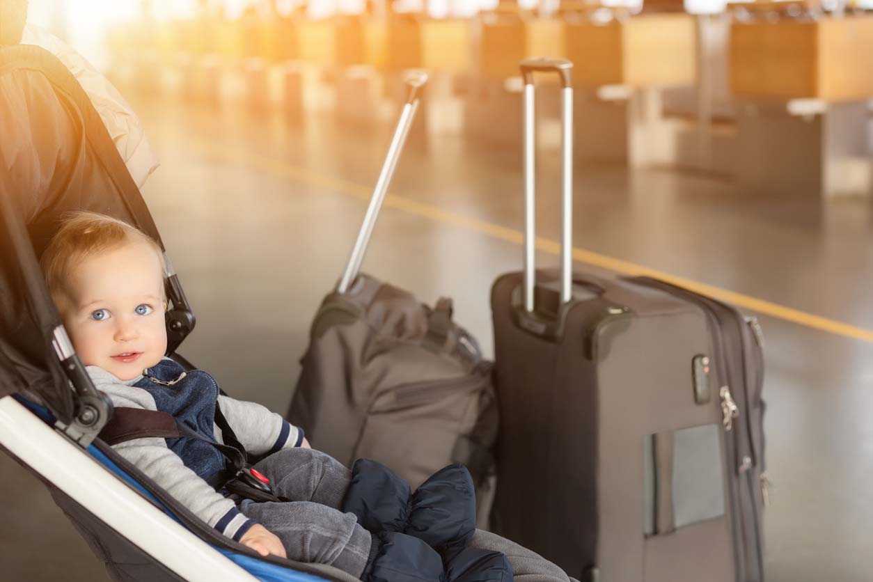 bébé attend dans sa poussette à l’aéroport