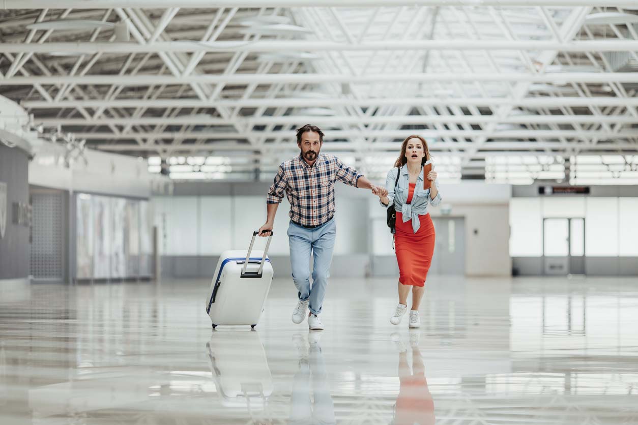 Un couple cour inquiet dans l'aéroport