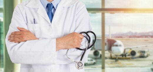médecin prêt à embarquer dans l'avion