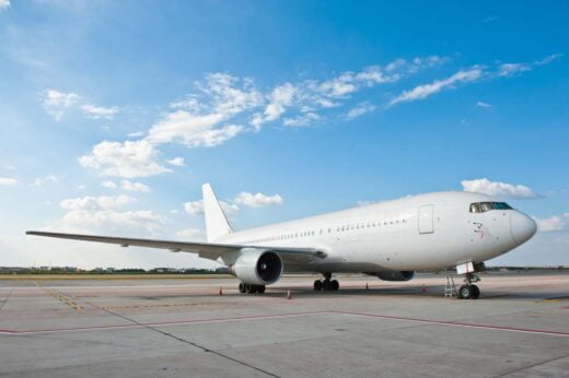 Avion blanc en stationnement