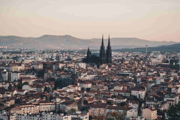 vue sur Clermont ferrand et sa cathédrale