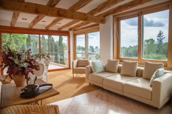 Un intérieur chaleureux et sophistiqué, illuminé par de belles fenêtres en bois