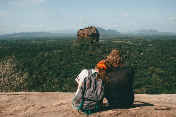 Couple Regardant Une Vallée Avec Des Sacs à Dos