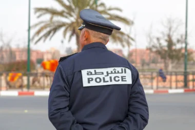 Un policier marocain de dos