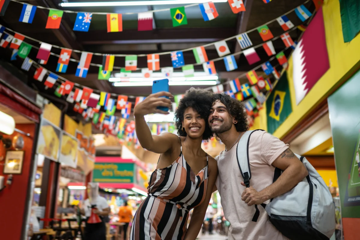 Deux jeunes touristes sourient à l'objectif en prenant un selfie