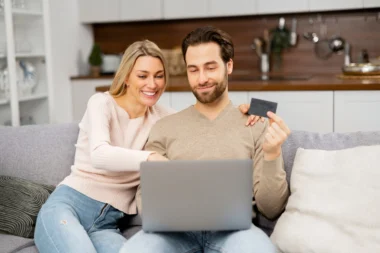 Couple heureux réalisant des transactions bancaires en ligne