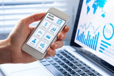 Téléphone en main plus graphiques montrant une application bancaire