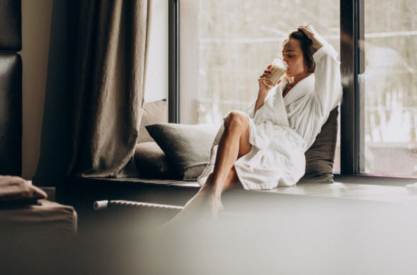 une femme en peignoire